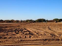 Tareas de nivelación de parcelas y calles en la zona. :: CAMPING MAR AZUL