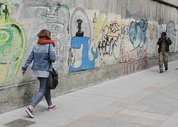 Detenidos dos jóvenes por hacer un grafiti en el muro de una residencia de monjas