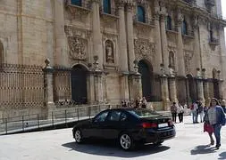Vehículo aparcado en la lonja delantera de la Catedral. IDEAL