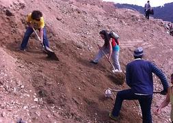 El pasado 20 de marzo, día del desalojo, los habitantes de las cuevas iniciaron el 'rescate' :: A. AGUILAR