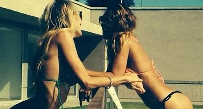 Erótica Coki Ramírez despidió el verano en bikini sexy con una amiga guapa
