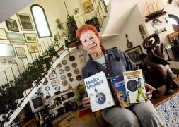 Kandy García Santos posa con su libro y unas guías de viajes en su casa de Carchuna. :: JAVIER MARTÍN