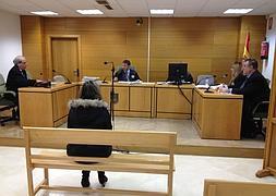 Imagen de un juicio suspendido en un juzgado de la Caleta en febrero por la falta de un intérprete. :: IDEAL