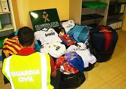 La Guardia Civil se incauta de más de 800 prendas de ropa falsificadas