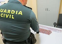 Detenidos en Almería tres hombres con 200 bellotas de hachís ocultas en una chaqueta y adosadas al torso