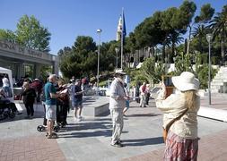 Cruceristas, que desembarcaron en Motril, visitan el 'polémico' mercadillo junto a la oficina de turismo. :: JAVIER MARTÍN