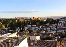 El Albaicín, un barrio siempre mirando de frente a la Alhambra. :: R. U.