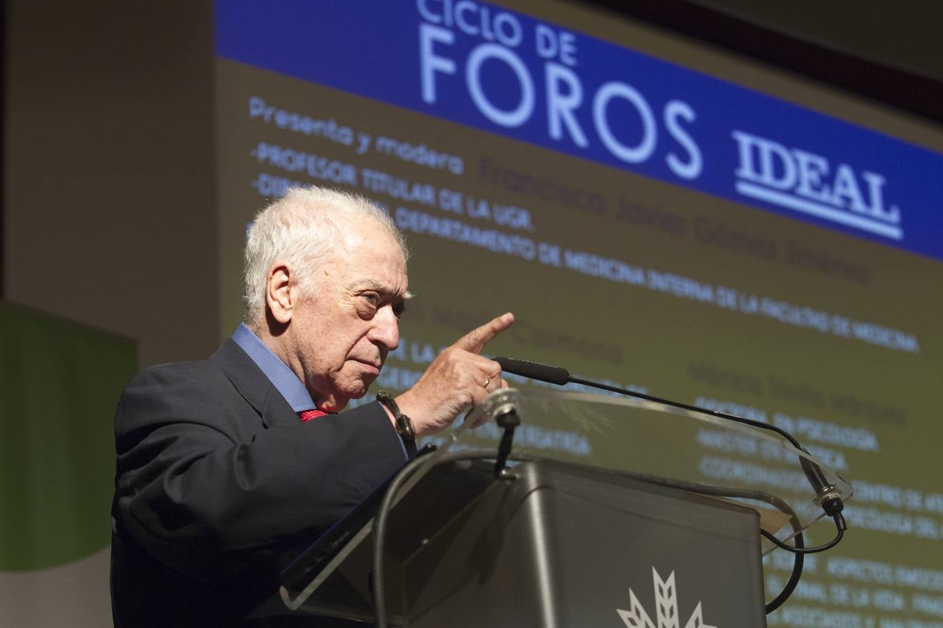 El periodista granadino Tico Medina, en el foro  ‘Salud y Tercera Edad’. :: G. M.