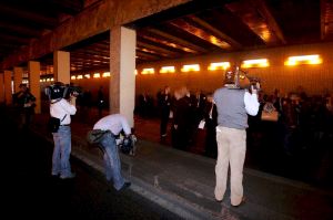 Periodistas graban a los miembros del jurado que investiga la muerte de Diana en el túnel del Alma. / EFE