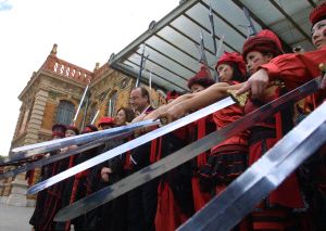 SON DE PAZ. Varias piratas deponen sus espadas para acompañar al alcalde y a la concejala de cultura en la puerta de la vieja estación. /MANOLO MANZANO