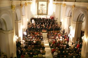 ACTO. Imagen de la orquesta, del coro y de los asistentes sentados durante el concierto. /CONTRA