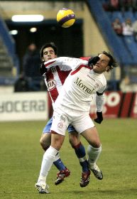 SUPERAR EL GOLPE. Jurado y Mario Gibanel se 'marcan' la cara en la disputa de un balón. /EFE