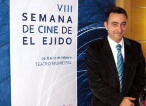 PRESENTACIÓN. El concejal de Cultura, Gerardo Palmero, junto al cartel anunciador. /M. ALCARAZ