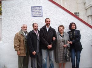 El alcalde (en el centro), con familiares y amigos del artista. /R. V.