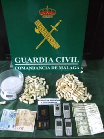 Parte del dinero y de la droga decomisada en la operación; en la imagen 'bellotas' de cocaína. /IDEAL