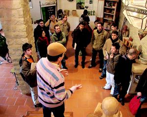 VISITA. Alumnos de la Fundación Antonio Gala en el Museo de Paco Tito. /ROMÁN