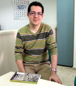 JOVEN. Alberto Cerezuela, con 25 años, ha logrado publicar su primer libro.  /M. J. P.