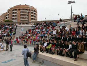 LLENO. El anfiteatro de la Rambla se llenó de escolares para celebrar el Día Mundial contra la Esclavitud Infantil.