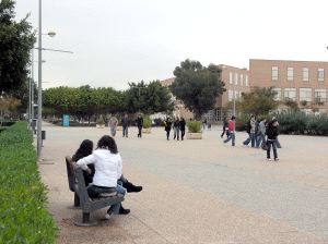 Unos 3.300 títulos se empolvan en los archivos de la Universidad