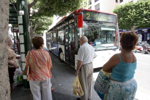 COMUNICACIONES. Usuarios almerienses hacen uso del autobús urbano de la capital. / IDEAL