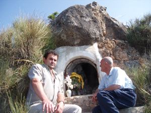 José Miguel Rosillo (izquierda) y Miguel Orellana, en el lugar donde se apareció la Virgen.