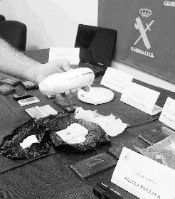 INCAUTACIONES. Un guardia civil exhibe un paquete de medio kilo de cocaína. /FRANCIS J. CANO