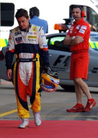 TRISTE. Alonso, después de romper el motor en Silverstone.