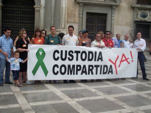 LUCHA. Miembros de la Asociación por la Custodia Compartida se manifiestan ante los juzgados de Plaza Nueva, ayer. / ANA BELÉN