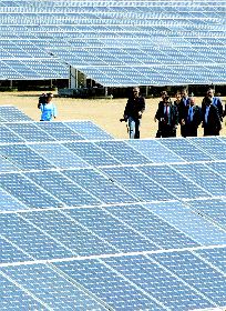 Las autoridades visitaron ayer el nuevo huerto solar. /ESTHER MUÑOZ