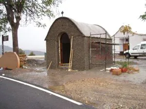 HOY. Imagen de la ermita durante su reciente reconstrucción tras empotrarse en ella un vehículo. / R. V.