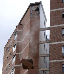 ZAIDÍN. El trozo de fachada desprendido cae el suelo tras los mazazos de los bomberos. /R. L. PÉREZ