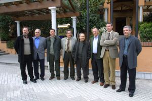 FOTO HISTÓRICA. De izquierda a derecha, Roldán, Robles, Cuerva, Vaquero, Aranda, Soriano, De la Chica y Gil tras la firma del 'Pacto del Saray' hace siete años. /R. L. PÉREZ