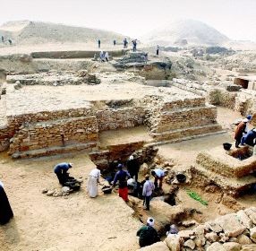 HALLAZGO. Trabajadores egipcios excavan ante los restos de la pirámide de Sesheshet.