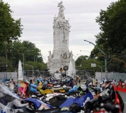 Motos esperan las verificaciones técnicas en Buenos Aires. / AP