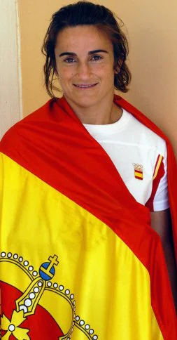 La judoka Isabel Fernández posa con la bandera española. / EFE