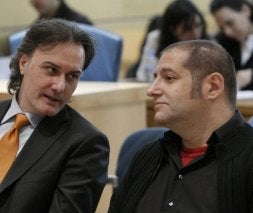 Guillermo Torres (izda.) y el guionista Manel Fontdevila, en la Audiencia Nacional. / EFE