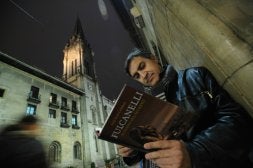 . José Luis Corral junto a una catedral; construcciones como ella protagonizan su novela./ BORJA AGUDO