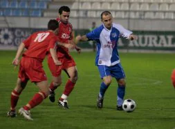 Rey controla el esférico ante dos jugadores del Arenas. /JAVIER MARTÍN