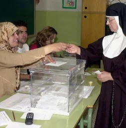 Una ciudadana musulmana preside una mesa electoral en Granada. / IDEAL