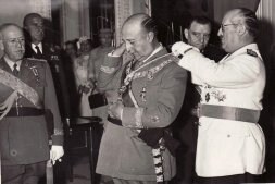 El presidente de la Diputación, López Nebrera, coloca la medalla a Franco. /TORRES MOLINA