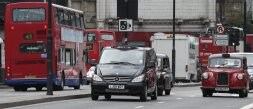 Una Mercedes Vito se abre paso en la calzada entre dos típicos taxis londinenses. / IDEAL
