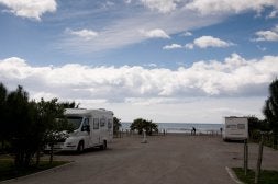 Dos autocaravanas, un día cualquiera, en los aparcamientos. /J. MARTÍN