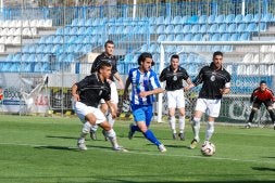 Mauri, rodeado de los jugadores de la Peña Real Madrid de Melilla. / J. A. S.