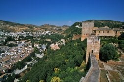 La cultura árabe ha dejado un legado muy extenso en Andalucía. Buena muestra de ello es la Alhambra, construida por los musulmanes en el siglo XIII en                        la colina de la Sabika. / RAMÓN L. PÉREZ