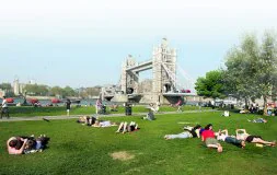 Londinenses y visitantes se adueñan de un parque junto al puente de la Torre en un soleado día primaveral. Un grupo de corzos cruza un camino en un parque londinense. / AP  El Real Jardín Botánico de Kew. / REUTERS  Paseo en barca por el lago Serpentine, en Hyde Park. / AP