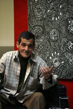 El artista tangerino Mohamed Mrabet, en la muestra. / ALBA MUÑOZ