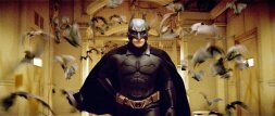 Christian Bale caracterizado como el Hombre Murciélago, en una secuencia de 'Batman begins'. / REUTERS