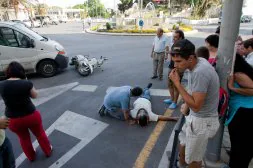 El motorista en el suelo, minutos después del accidente. /ALFREDO AGUILAR