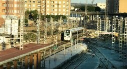 Un tren llega a la estación del ferrocarril de Almería, vista desde la pasarela peatonal. /IDEAL