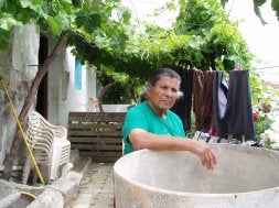 Teresa Cortés en la puerta de su casa de Murtas. /R. VÍLCHEZ